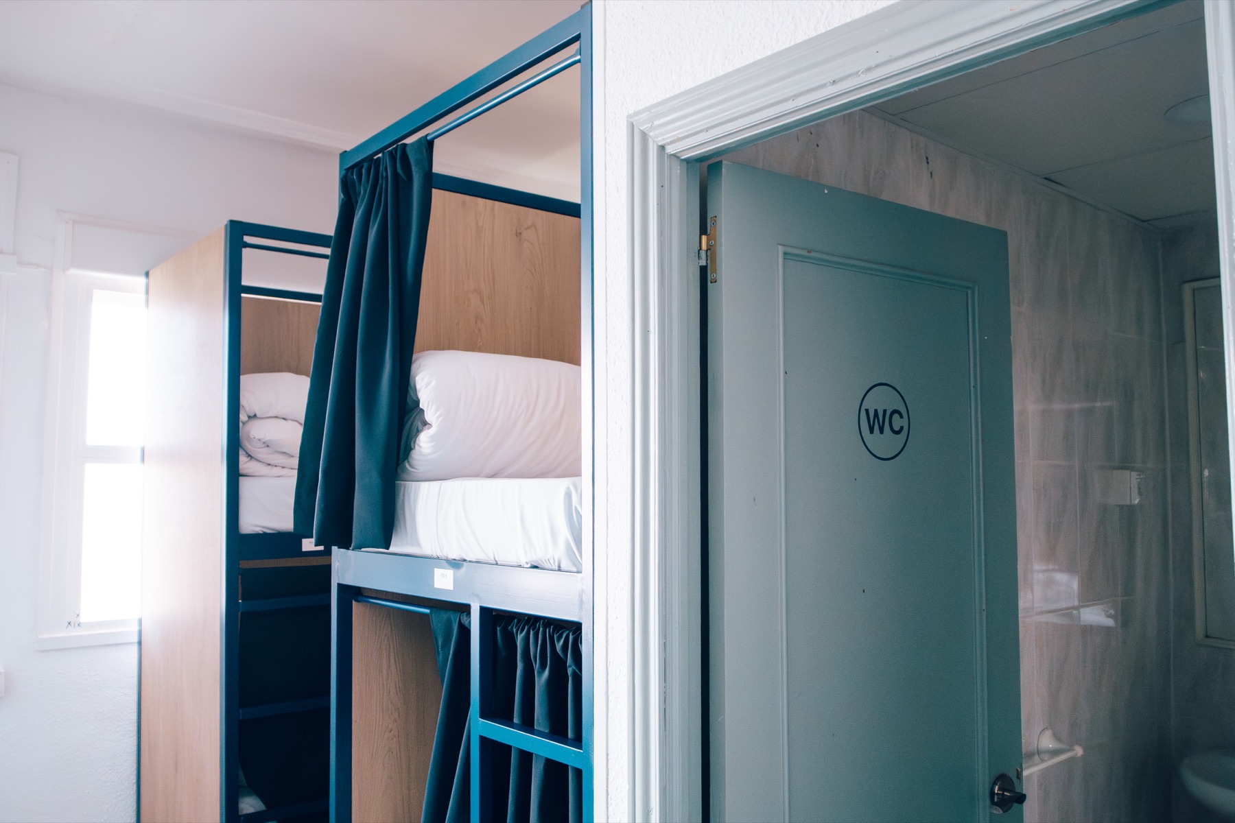 Bunk bed with curtain, reading light and its own plug